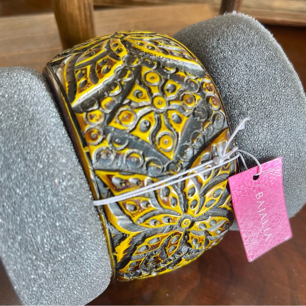 Bajalia • BOHO Carved Resin Bangle